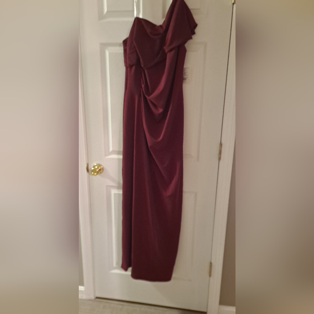 Side Ruching and one shoulder neck line stretch crepe dress.
